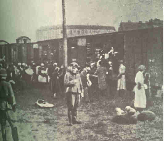 Jews pile into boxcars