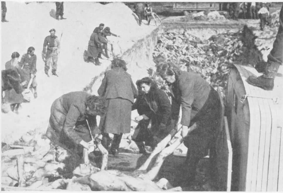 SS women bury corpses in Belsen