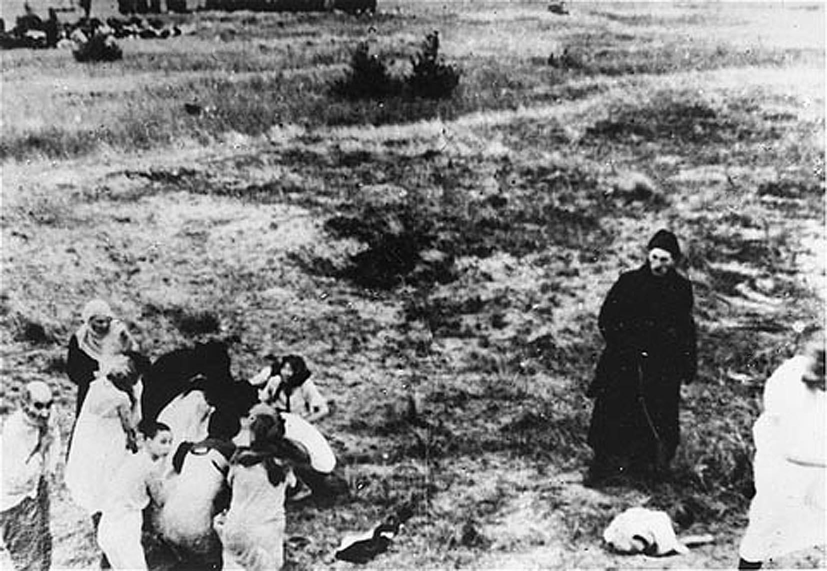 Plusieurs femmes juives et enfants et un homme âgé (la plupart des hommes âgés avaient fait l’objet de massacres en juillet et en septembre-octobre), achèvent de se déshabiller, à côté d’un garde letton