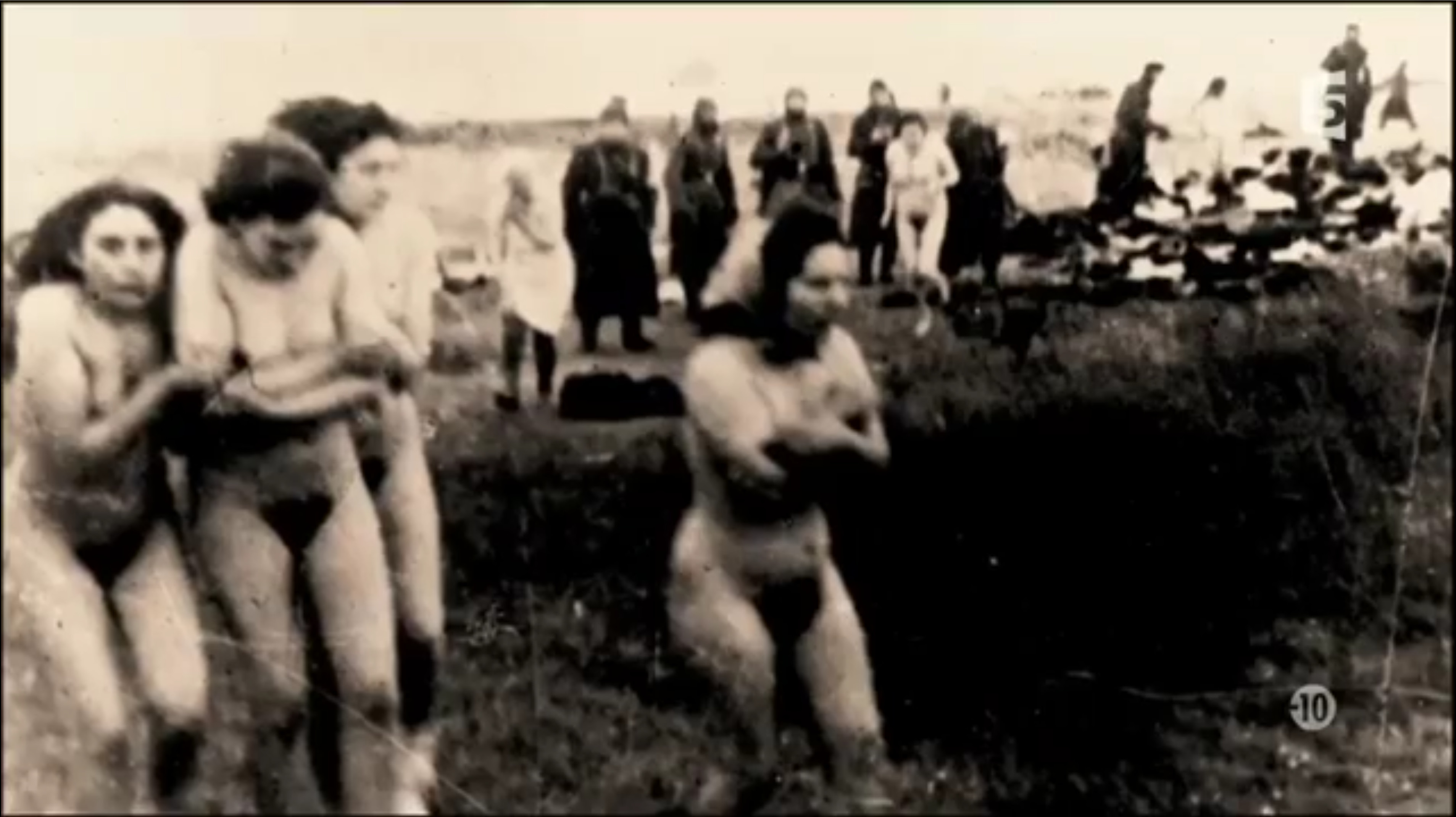 jeunes femmes juives nues avant d'être exécutées