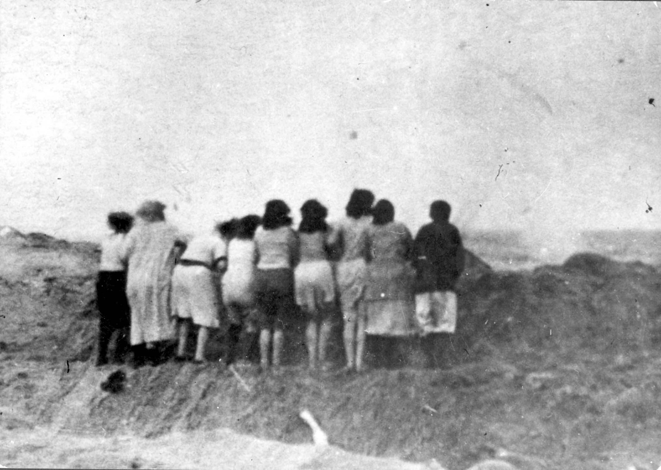 groupe de femmes juives debout au bord du fossé avant d'être exécutées