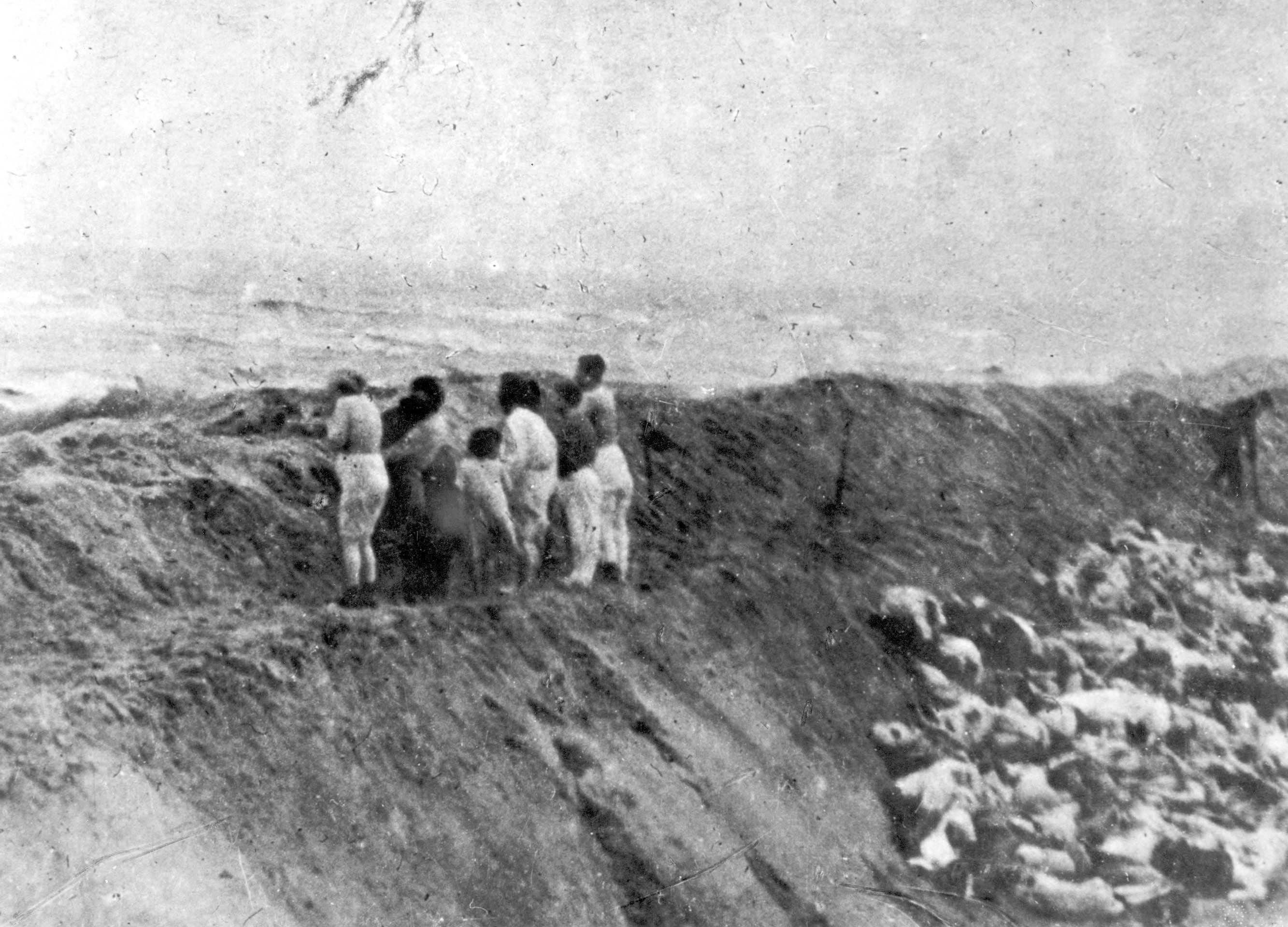 groupe de femmes et enfants juifs debout au bord du fossé avant d'être exécutées