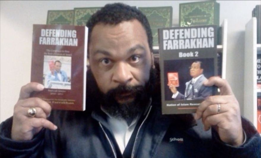 Dieudonné brandit deux ouvrages pro-Farrakhan