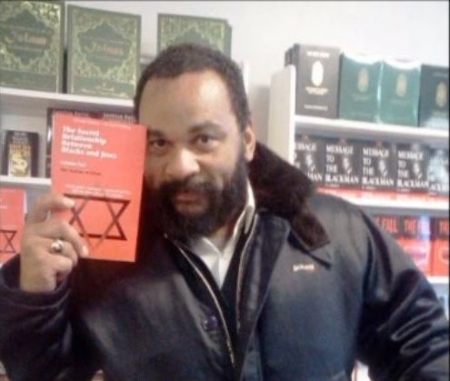 Dieudonné brandit le deuxième tome de The Secret Relationship