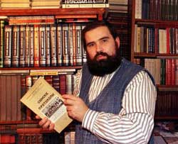 Mikhail Lépekhine, chez lui. Dans ses mains, la première édition parisienne en russe des Protocoles.