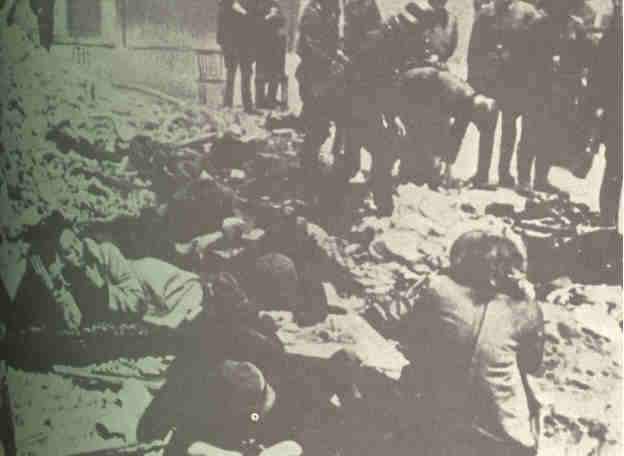 Nazis capture Jews